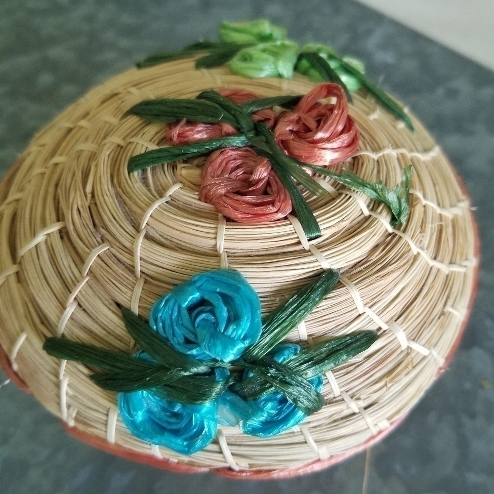 Mini Lidded Flower Basket 1970s 3.5 in Trinkets Treasures Raffia